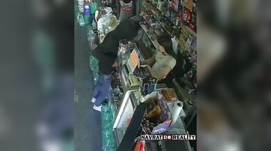 Žena se postavila ozbrojenému zloději a ubránila svůj obchod