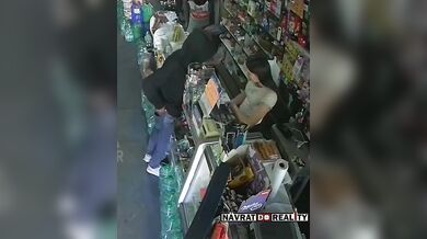 Žena se postavila ozbrojenému zloději a ubránila svůj obchod