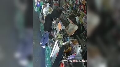 Žena se postavila ozbrojenému zloději a ubránila svůj obchod