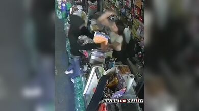 Žena se postavila ozbrojenému zloději a ubránila svůj obchod