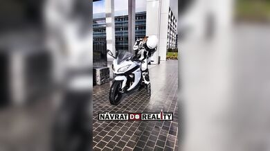 Nová motorkářka, to se hned pozná...