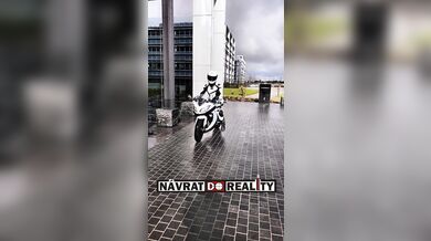 Nová motorkářka, to se hned pozná...