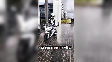 Nová motorkářka, to se hned pozná...