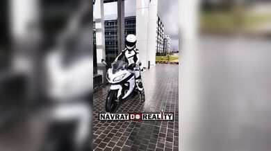 Nová motorkářka, to se hned pozná...