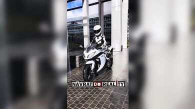 Nová motorkářka, to se hned pozná...