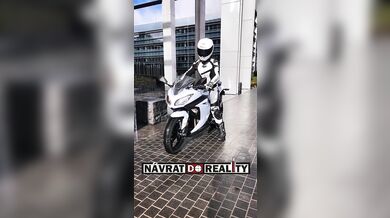 Nová motorkářka, to se hned pozná...