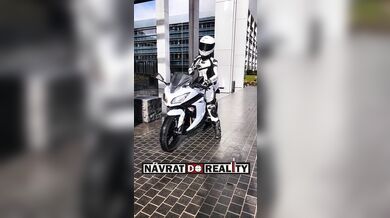 Nová motorkářka, to se hned pozná...