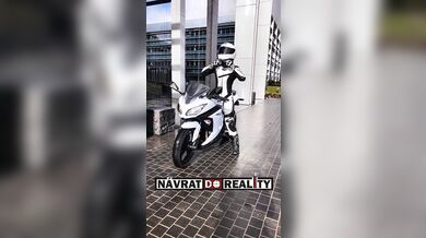 Nová motorkářka, to se hned pozná...