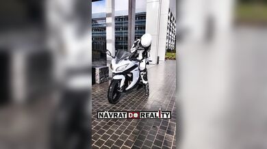 Nová motorkářka, to se hned pozná...