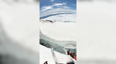 Lyžař na Mt. Baker jen o vlásek unikl pádu do ledovcové trhliny