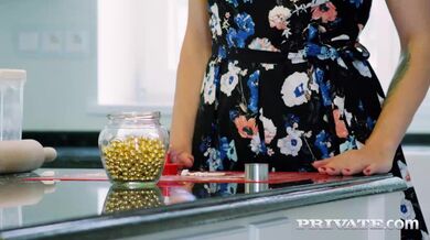 Jeho manželka dostane dortový krém mezi nohy