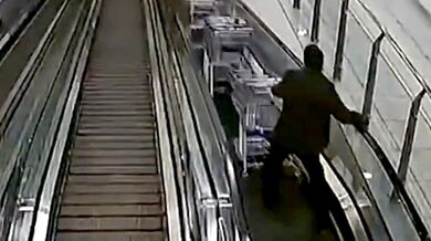 Ostraha v ruském obchodním centru shodila vozíky z eskalátoru a zranila ženu