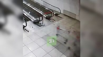 Ostraha v ruském obchodním centru shodila vozíky z eskalátoru a zranila ženu