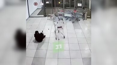 Ostraha v ruském obchodním centru shodila vozíky z eskalátoru a zranila ženu