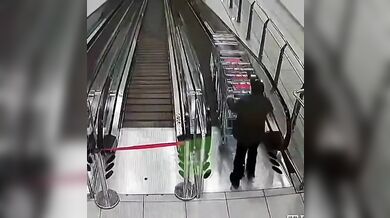 Ostraha v ruském obchodním centru shodila vozíky z eskalátoru a zranila ženu