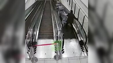 Ostraha v ruském obchodním centru shodila vozíky z eskalátoru a zranila ženu