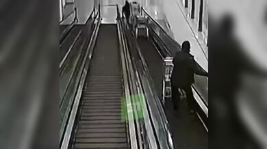 Ostraha v ruském obchodním centru shodila vozíky z eskalátoru a zranila ženu