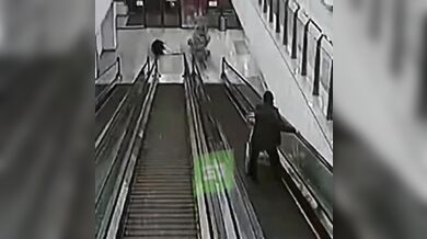 Ostraha v ruském obchodním centru shodila vozíky z eskalátoru a zranila ženu