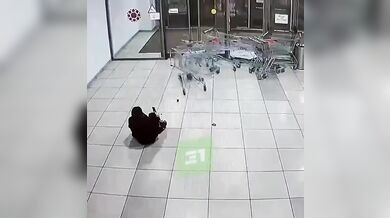 Ostraha v ruském obchodním centru shodila vozíky z eskalátoru a zranila ženu