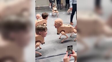 Robotická zvířata za 2 miliony? Beeple šokoval Art Basel psy s hlavami miliardářů