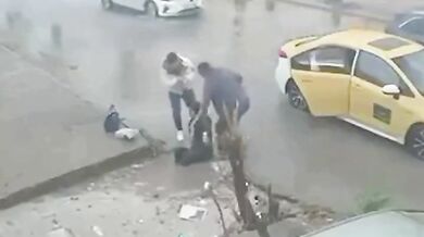 Žena spadla do díry zaplavené dešťovou vodou v Jordánsku