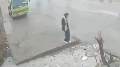 Žena spadla do díry zaplavené dešťovou vodou v Jordánsku