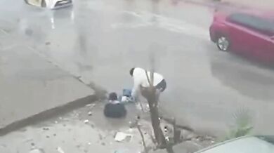 Žena spadla do díry zaplavené dešťovou vodou v Jordánsku