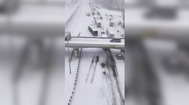 Obří nehoda na dálnici způsobila kolaps dopravy