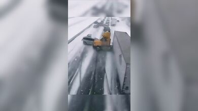 Obří nehoda na dálnici způsobila kolaps dopravy