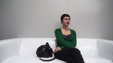 Amatérská dívka s krátkými vlasy šuká na castingu