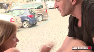 Angel Piaff šuká v průhledném náklaďáku uprostřed města