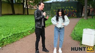 Černovlasá Sofi Li udělá cokoli za správnou cenu