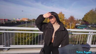 Public Agent - Italská učitelka to nechtěla, ale nechal nakonec mě nechala jí postříkat
