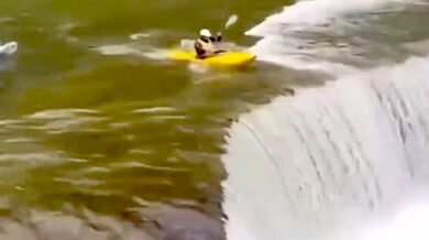 Drama pod slavným čínským vodopádem: Kajakář uvězněn ve vodním válci