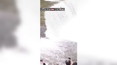 Drama pod slavným čínským vodopádem: Kajakář uvězněn ve vodním válci