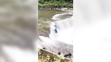 Drama pod slavným čínským vodopádem: Kajakář uvězněn ve vodním válci