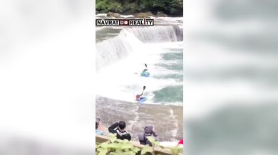 Drama pod slavným čínským vodopádem: Kajakář uvězněn ve vodním válci