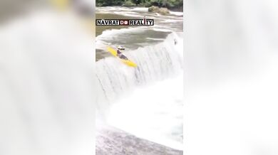 Drama pod slavným čínským vodopádem: Kajakář uvězněn ve vodním válci