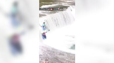 Drama pod slavným čínským vodopádem: Kajakář uvězněn ve vodním válci