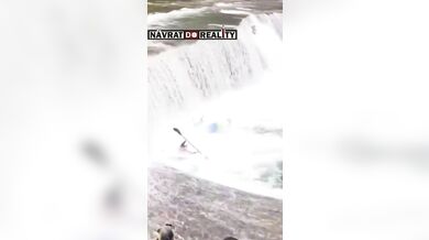 Drama pod slavným čínským vodopádem: Kajakář uvězněn ve vodním válci