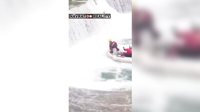 Drama pod slavným čínským vodopádem: Kajakář uvězněn ve vodním válci