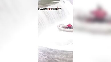 Drama pod slavným čínským vodopádem: Kajakář uvězněn ve vodním válci