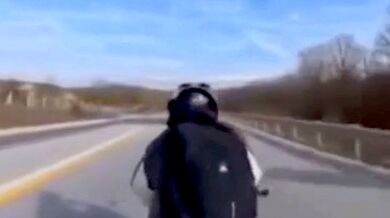 Motocyklista narazil do návěsu