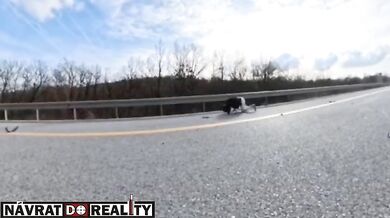 Motocyklista narazil do návěsu