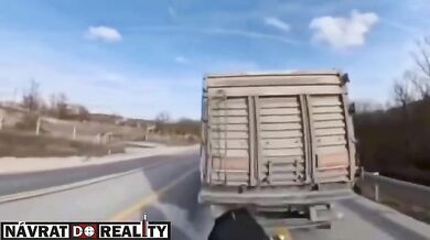 Motocyklista narazil do návěsu