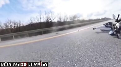 Motocyklista narazil do návěsu