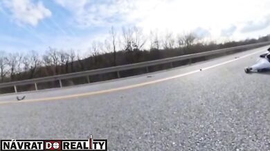 Motocyklista narazil do návěsu