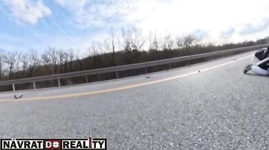 Motocyklista narazil do návěsu