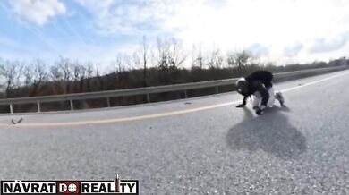 Motocyklista narazil do návěsu