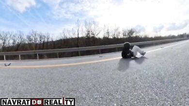 Motocyklista narazil do návěsu